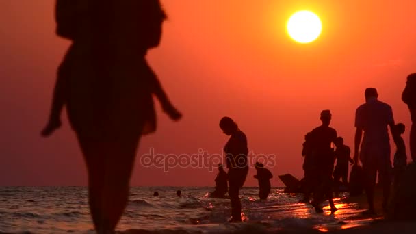 Evening walk along the shore of the mother and child — Stock Video