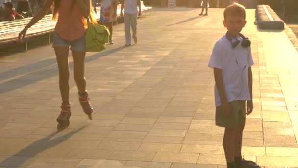 Skateboard dans le parc de la ville au coucher du soleil — Video