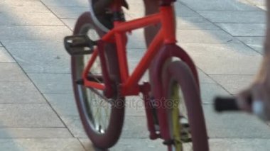 Ağır çekim bir Bmx bisiklet bir Şehir Parkı