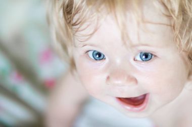 Mavi gözlü küçük şirin bir bebek.