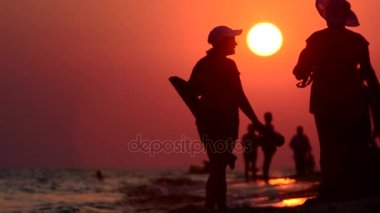 Kıyı boyunca akşam walk