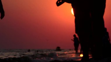 Kıyı boyunca akşam walk