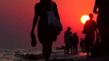 Kıyı boyunca akşam walk