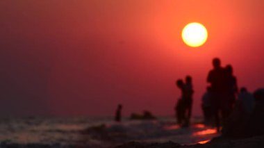 Kıyı boyunca akşam walk