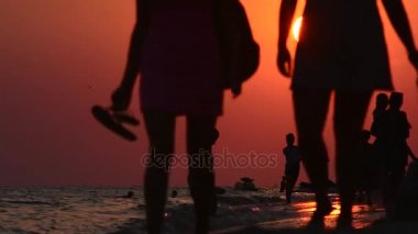 Kıyı boyunca akşam walk