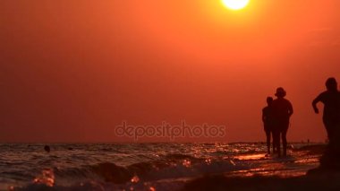 Kıyı boyunca akşam walk