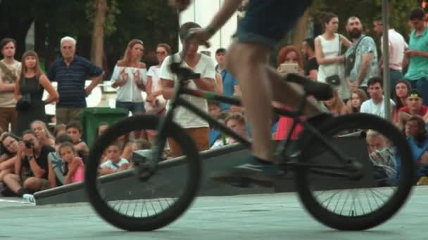 Cámara lenta en una bicicleta BMX en un parque de la ciudad — Vídeos de Stock