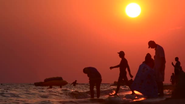 La gente en la playa de la noche — Vídeo de stock