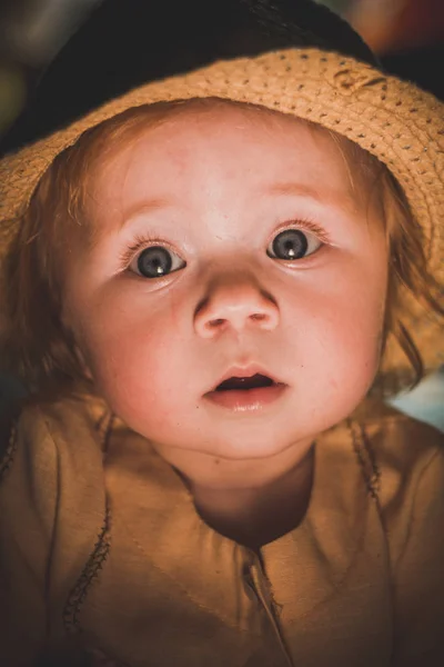 Porträt eines kleinen Kindes im Licht einer Kerze. Stockbild