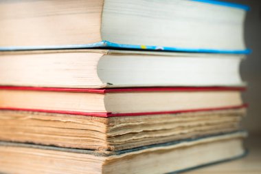 Masanın üstüne yığılmış kitaplar