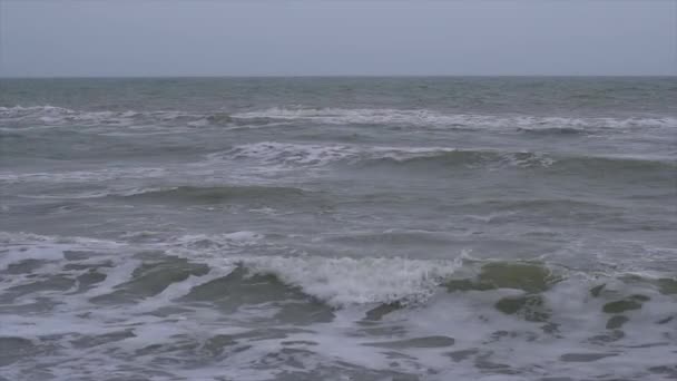 tempête sur la côte de l'océan 