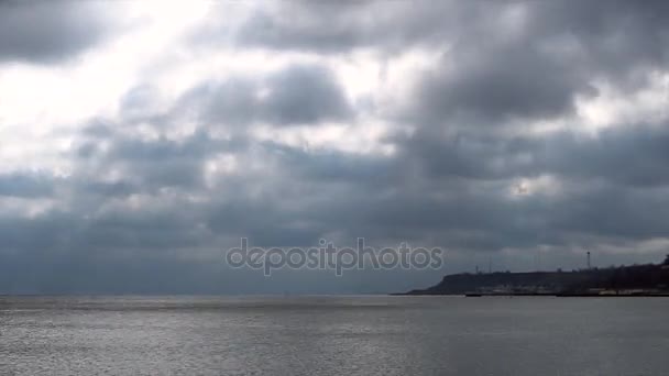Заоблачное небо над морским побережьем . — стоковое видео