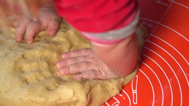 Un niño pequeño amasó la masa . — Vídeo de stock