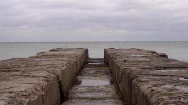 Küçük bir deniz bulutlu havalarda gemiler için demirleme