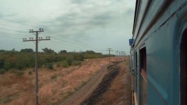 Вид из окна проходящего поезда — стоковое видео