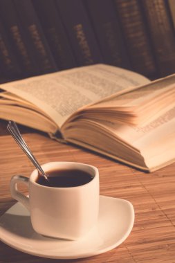 sabah kahvesi üstünde okul sırası