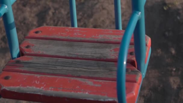 Пустые качели для детей замедленной съемки — стоковое видео