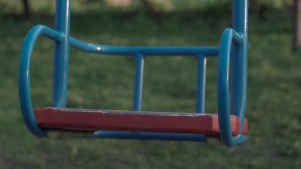 Empty swing for children slow motion — Stock Video
