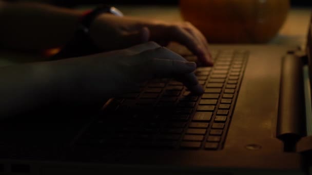 Écrire du texte sur un clavier d'ordinateur portable . — Video