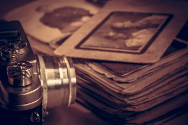 Eine Kamera neben einem alten Fotoalbum auf dem Tisch. — Stockfoto