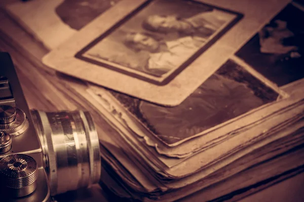 Старий фотоальбом і ретро-камера лежать на столі . — стокове фото