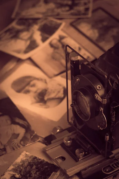 Altes Fotoalbum und Retro-Kamera liegen auf dem Tisch. — Stockfoto