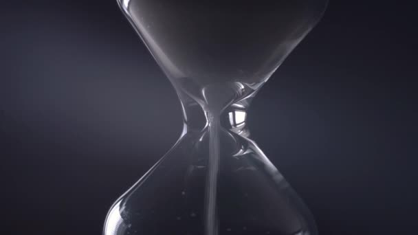 黒を背景に砂時計が閉まります。時間概念. — ストック動画
