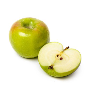 Beyaz arka planda izole edilmiş dilimlenmiş yeşil bir elma.