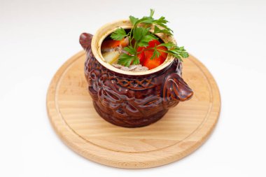 Ural tarzında bir tencerede ahşap bir stantta kızartılmış.