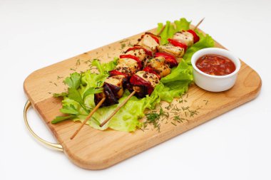 Beyaz arka planda marullu tavuk kebabı.