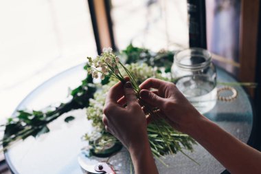 Çiçekçi el buketleri çiçek olun