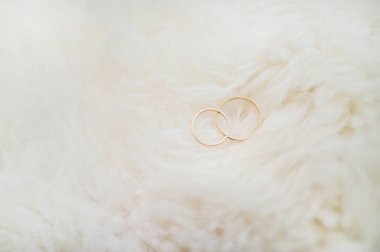 Güzel beyaz yün zemin üzerine altın alyans