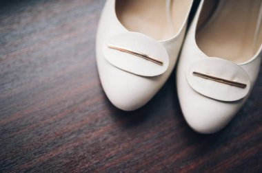 Zarif ve şık beyaz ayakkabı, kahverengi tablo arka planları