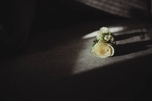 Maravilloso ramo de boda de lujo de diferentes flores fondo negro — Foto de Stock