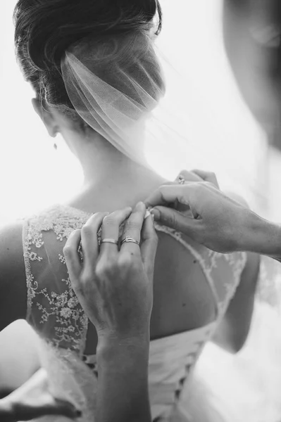 Madre de encaje corsé en la delicada cintura de la novia — Foto de Stock