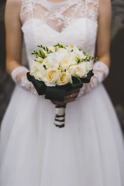 Novia en vestido de encaje con hermosas flores blancas de la boda ramo — Foto de Stock