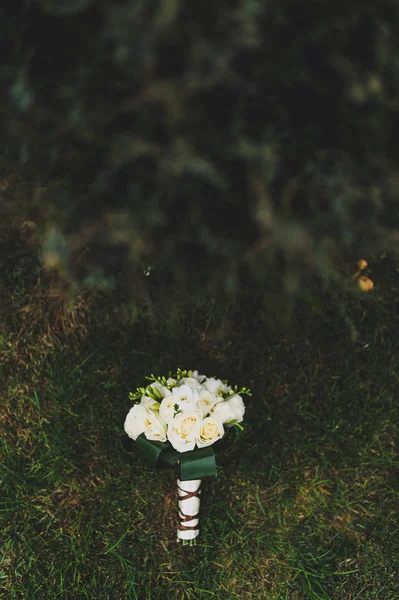 Güzel bir çimlerde düğün gül buketi — Stok fotoğraf