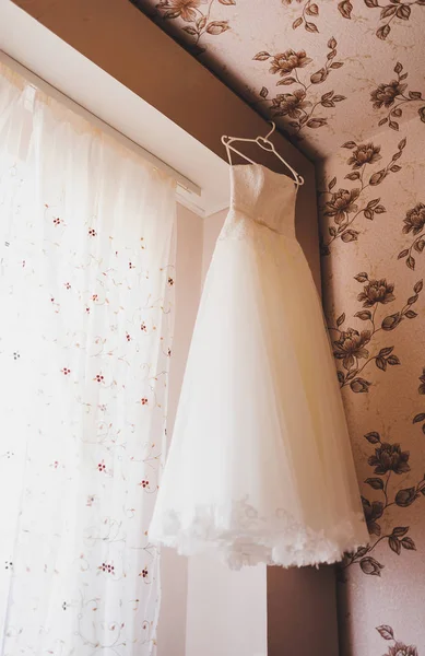 Vestido de novia en una percha en la habitación. Mañana de boda . — Foto de Stock