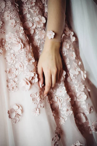 Detalle en el vestido de novia con flor, vestido maravilloso para una novia — Foto de Stock