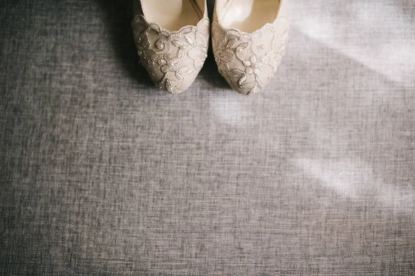 Элегантные и стильные свадебные туфли украшают цветы, коричневый фон — стоковое фото