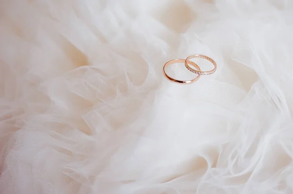 Anillos de boda dorados con diamante sobre velo nupcial, fondo — Foto de Stock