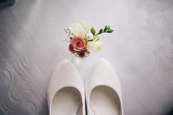 Элегантные и стильные свадебные туфли украшают цветы, красивые букеты для жениха — стоковое фото