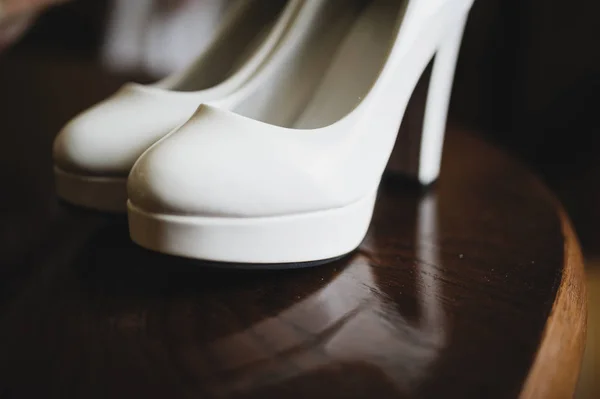 Элегантные и стильные белые туфли, коричневый фон — стоковое фото