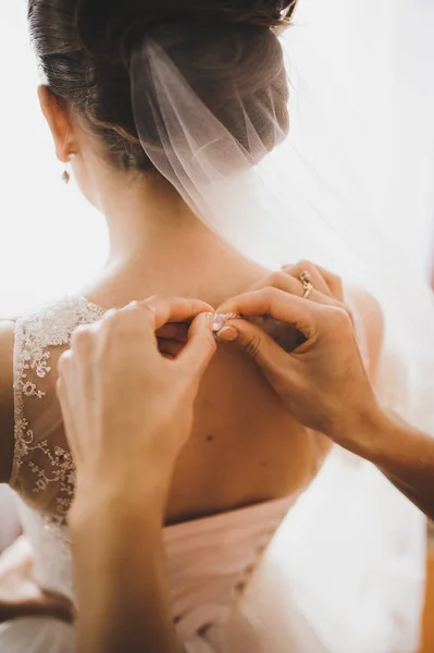 Madre mano pizzo fino abito corsetto sulla vita delicata della sposa — Foto Stock