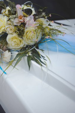 Beyaz bir arka plan üzerinde beyaz gül buket düğün yapılmış