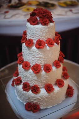 Düğün pastası beyaz, kırmızı çiçek süslemeleri