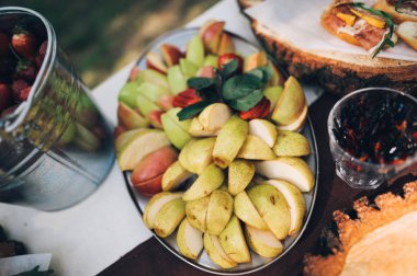 Farklı taze meyve ile büyük çanak. Dilimlenmiş meyve armut