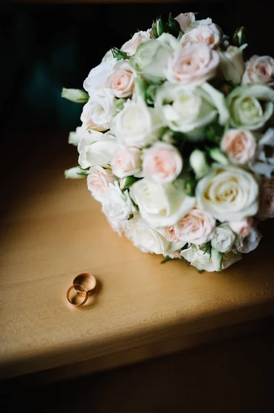 Bodegón del anillo de bodas y ramo de novia — Foto de Stock