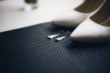 Küpe, siyah ve beyaz arka plan beyaz ayakkabılarla zarif ve şık