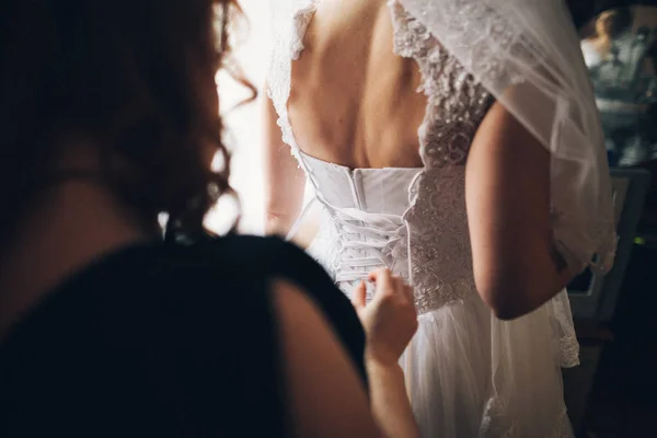 Mão laço até espartilho na cintura delicada da noiva — Fotografia de Stock